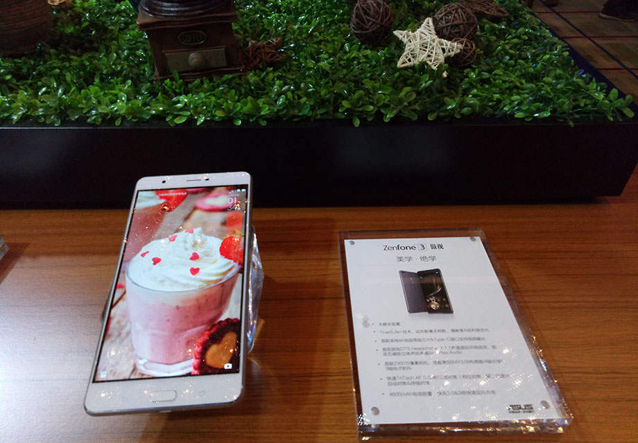 6.8Ӣ��ȫ����IPS����Ұ��������ռ�ȸߴ�79%������95% NTSCɫ��͵��Ĵ�����������ǿ���������Ӿ�������¾��ʡ���˶ZenFone 3���ӻ����׿������4K���Ӽ���ͼ�������������ֻ�����ϻ�˶����Tru2Life+������������Ƶ����ƽ���޶�������ʵ�����������ŵĶԱȶȺ������ȣ������˶�������˶������㷨�Ż���Ƶ���֣���˫���������������侳��