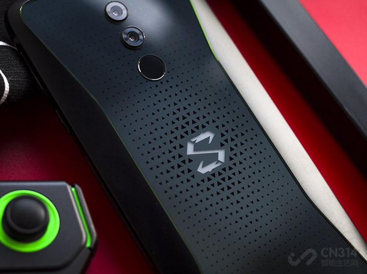 ����ں���һ���ĵ�Һ��ģ�飬��κ�����Ϸ�ֻ�Helo������˫Һ�����ɢ��ϵͳ��˫���ȹܺͷ���ɢ��ģʽ�����ֻ�����оƬ��Դ����ɢ�ȸ��ӵĸ�������ʱ������ϷҲ���ᷢ�ȡ�