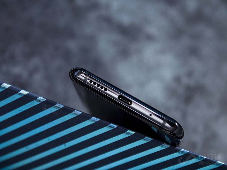 �ײ����ǳ�������������Type-C�ӿ��Լ�������˷硣���ڻ����ռ�����ƣ�Ŭ����Z20û����ǿ�б���3.5mm�Ķ����ӿڣ��������ǿ�����Z20���ܻ����ٺ�һ���֡�