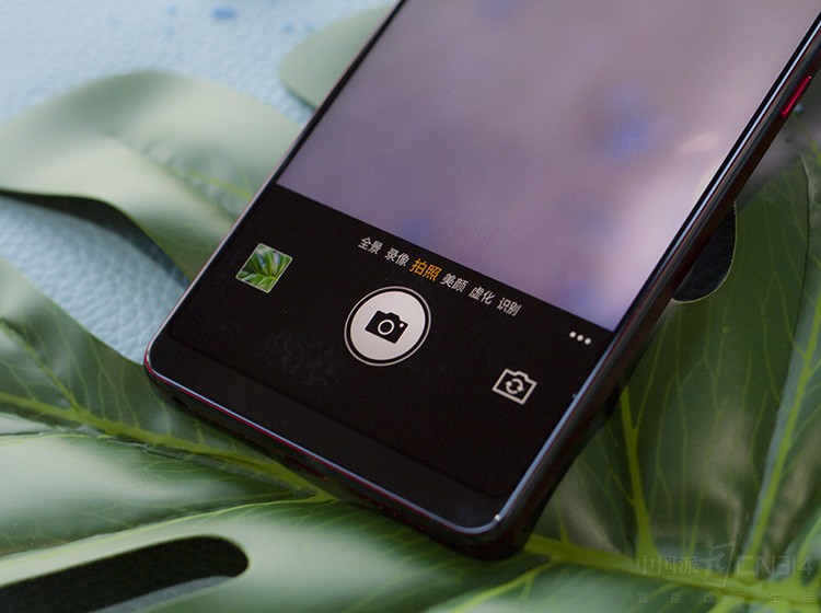 ����֮�⣬N7 Pro���߱�AI�������֡��ÿ�ϵͳ���沿ʶ��Ӧ���������㣬����˵��һ����ַǳ�ȫ��ġ�ˮͰ������������һ���ֻ������ۼ۽�Ϊ1999Ԫ����ʵ�����Ķ����ѡ�