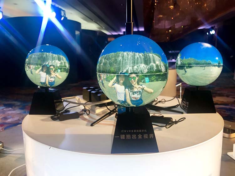 ����VR�ֻ���ΪVRȫ�������������ߣ����б�Я�����������ص㣬ʹ VRȫ�������ż����ͣ����˶�������VRȫ����Ӱʦ����ΪVR���ݷ��ٺ��ռ��ṩ��ǿ������