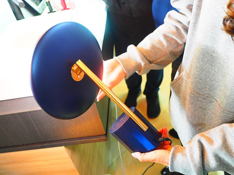 �þ��Ӳ�����ɫָ���ߴ�98%��˫ɫ�¸���ɫ���飬��ױ���������֣������ʽ���ι�Դ�����ù�����͹��ȣ��ް�Ӱ�����ȡ�