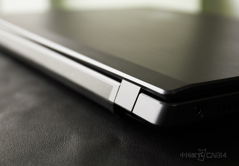 ����ս��K660DĿǰֻ�ṩ���ɫ�汾������ɫ������һ�£�A������˽�����˿���մ����������ʸ�ǿ�ң���ɫ���������½ǵİ�ɫս��LOGO�γ������Աȣ����A���϶˵�������ƣ������濴�������Ӳ�ʣ�����֮��ʮ�㡣