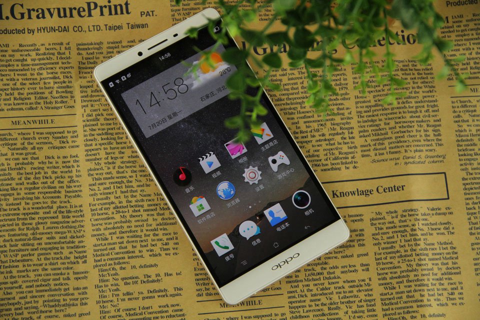 OPPO R7Plus����OPPO R7 Plus�����˳�խ�߿���ƣ���Ļ��Ȧ��һ��ڱߣ�����������Ի��ID����ޱ߿򡱣�R7 PlusҲ���������Ƶ�������ԡ�