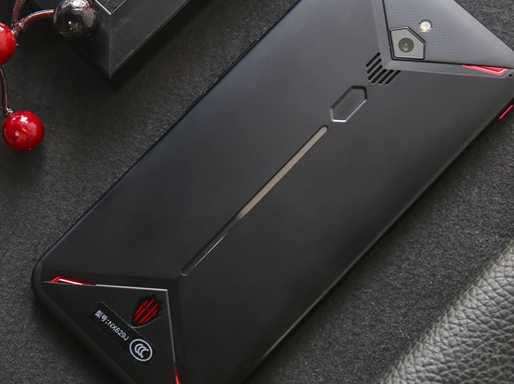 ��������Ľ���Ҳ���Զ��׼��ģ��û�������Redmagic OS 2.0�汾��ʵ���˸������ܵ�CPU��GPU�����㷨���������˶����з��ġ���ħ��Ⱦϵͳ�����Ӹ����ϴ�������������ܵ�RAM disk+F2FS�ļ�ϵͳ����ǿ���ڴ����̨���ܹ���������Ϸ�����к��޿��ٻ��������⡣