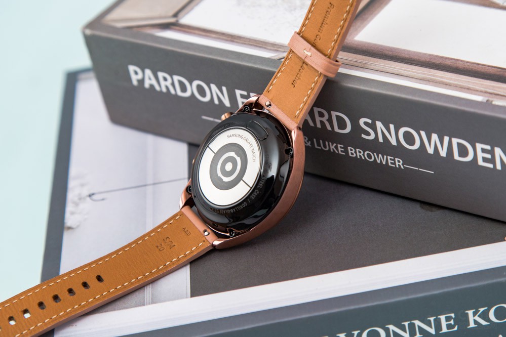 �������ʷ��棬����Galaxy Watch3�䱸Gorilla Glass DX+ ���������桢������Ǵ˲��ʣ������׷����ʣ�����մָ�ƣ����׺����ʵ��û���˵��ʮ���Ѻá�