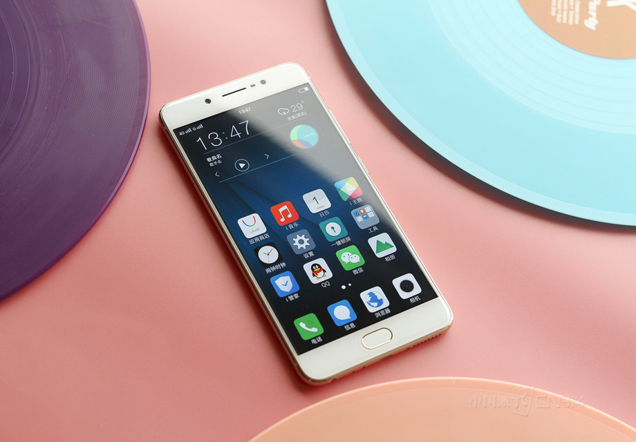 vivo X7Plus����Ļ�ﵽ�� 5.7Ӣ�� ��ͬ�����������ǵ� Super AMOLED ��Ļ�������ߴ����X7��˵�����Ǵ��˲�ֹһȦ��