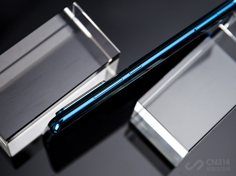 �п�ͺ�Ǳ�Ե��������һ���������棬�����߹��ɸ�����Ȼ����ָ�����޷���֪����Ǻͱ߿�֮��ķ�϶��