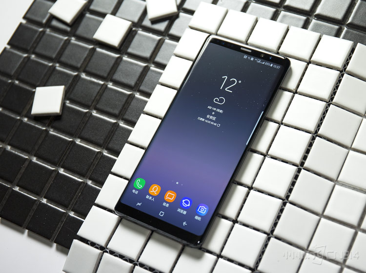 ˫���沣���Ļ�����ƣ�ǰ�����沣���Ļ���һ�£���Ļ�Խ��߲���Ϊһ�������ľ��Σ���������Բ�ǡ�ǰ��ԳƵ����ʹ�û���һ���Էǳ�ǿ��