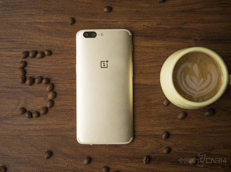 ��ɫ��ǰ���+����ı��ǣ�ȫ����һ�廯������ƣ��������ߺͱ߿򶼾�����ϸ�µĵ�У��һ�ּ�Լ�����ӵĸо���Ȼ������