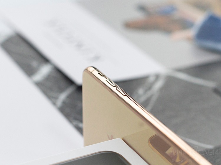 ���⣬iPhone XS Max�Ļ������Ϊ7.7mm����������Ҳ�ﵽ��208�ˣ���Ϊƻ����ʷ�������ص�iPhone��