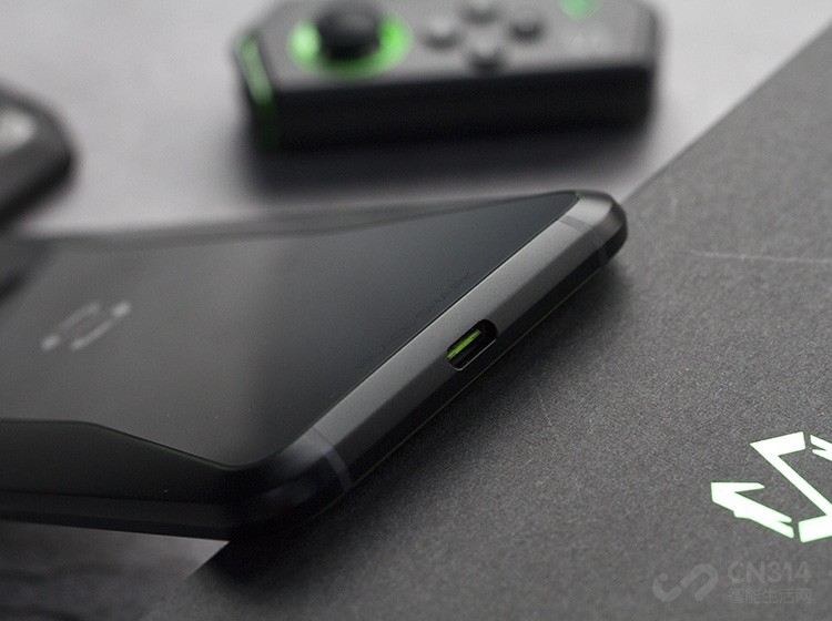 �����ײ����õ���Type-C�ӿڣ�������˫�������ļ��룬���������Щ���ڲ�������һ��˫Һ��˫�ȹܷ���ֱ��ɢ��ϵͳ��ҵ���׼Ҳ���˫�ȹܣ���ȴ�ͳ�ֻ��ڲ���ɢ��ϵͳӵ�и�ǿ���Ĵ��������͸�������ɢ��ͨ·��