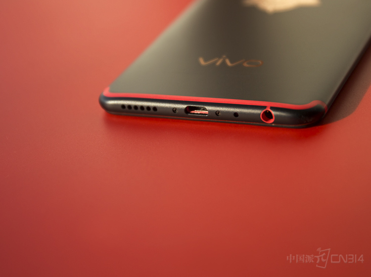 ֵ��һ����ǣ�vivo X20������3.5mm�����ף�ϸ����С������äĿ����Ļ����£�����������Ե����ܿɹ��ˡ�