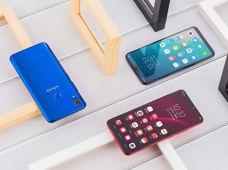 ���⣬vivo Z1��������Jovi AI����������Jovi���������˽��û���ϰ�ߣ�ͨ��ѧϰ��Ϊ�û��ṩ����ʵĽ�����������û����������׺��Ե���Ϣ���ϵ���һ���У����������û�����ʱ�䡢Ϊ�û��滮·�ߣ����޾�ϸ�ع������û������