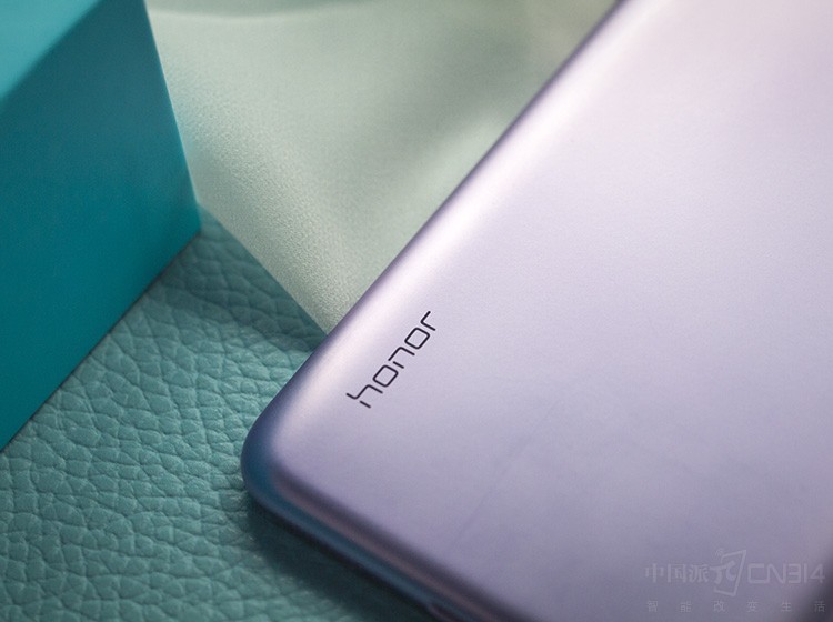 ��ҫ����8C����һ��ʽ������ƣ��߽ǽ�ΪԲ�󣬡�honor����ʶ�ڱ�����������У�����ȥ����Ʒ�ʸС�