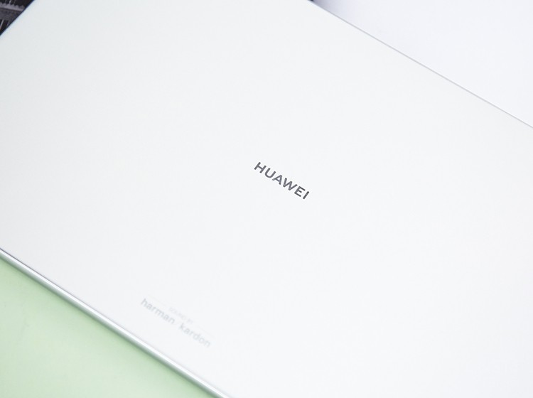 ��ΪMatePad Pro �ı����������ֲ��ʹ��û�ѡ�񣬷ֱ��ǲ��˺���Ƥ���������ϵı�ĸ��Ϊ���˲��ʣ����ָ��ϲ��Ͼ������Ըߡ���������ص㡣