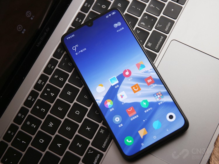 ��������һ��6.39Ӣ������AMOLED���ʴ���Ļ�����õ�ˮ�������Ҳ��������������ռ��Ҳ�ﵽ��90.7%��֧�ֵ������Ļָ�ƽ������ٶ�����25%�����С��9������û��ָ�ƽ������ף������������ۡ������ǿ��������ָ��ѹ�Ľ���λ������Ļ�в������ӷ������幤��ѧ��