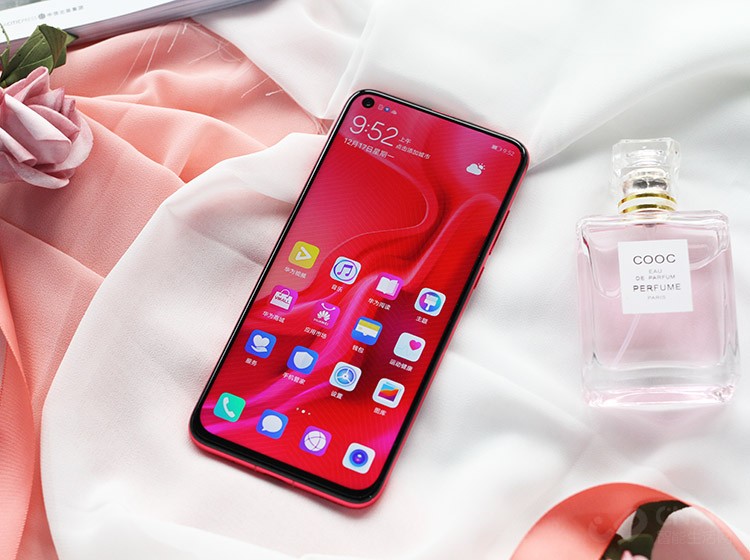 ��Ϊnova 4�����˴�����Ļä�׷�������������Ļ�������ԣ���ͨ�׷������и�С�Ŀ׾�����Ϊ4.5mm����ǰ������ͷȴ˿�������������IMX576������������Ϊ2500��