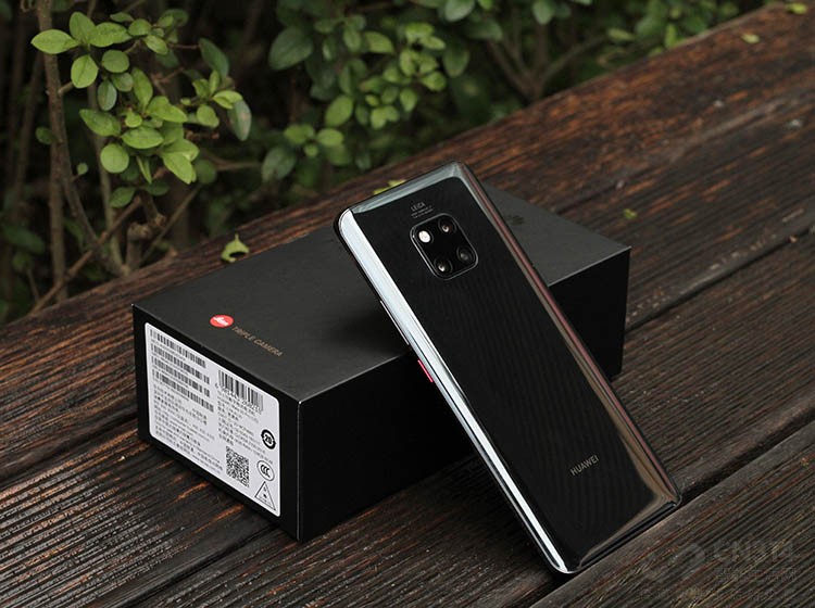 ֵ��һ����ǣ���ΪMate 20 Pro����һ��ڿƼ�����֧��ͻ���Ե����߷����缼�������Ը�����֧�����߳����豸���з��䣬ʵ��ΪiPhone X������20���ӣ�iPhone X��������6%���ڹؼ�ʱ�̷ǳ���ʵ�ã�