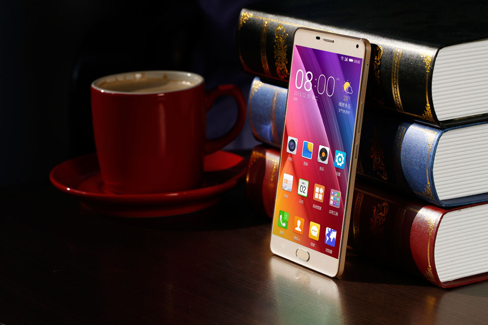 ����M5 Plus���ý���������ƣ�����M5 Plus�����ߴ�Ϊ160.9mm �� 81.2mm �� 8.4mm���䱸6Ӣ����Ļ��