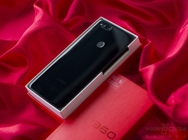 �ܵ�������360�ֻ�N7 Liteȷʵ��һ���ɫ�ļ��飬����660AIE����������ǿ����4GB RAM+32GB ROM�����6GB RAM+64GB ROM��ÿһ���汾�����ͳ��ٷ��ֻ�Ĥ���ֻ��Ǻ����ʽ���������Ҽ۸�ֻҪ1199Ԫ�𣬴�Ҿ������ǲ������ǧԪ��֮һ�أ�