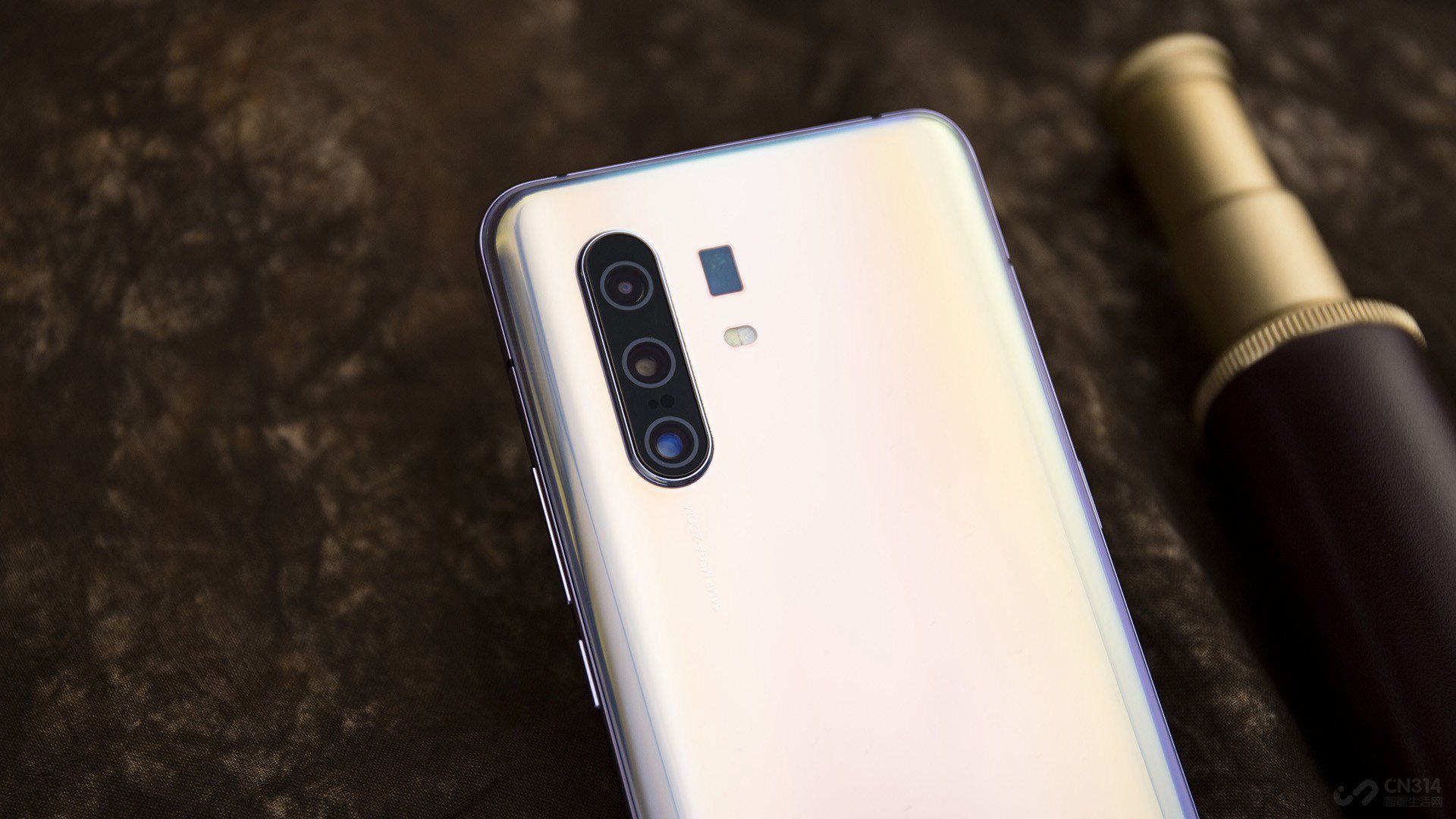 vivo X30 Pro��������6400���������+3200������ͷ+800���Ǿ�ͷ+1300�򳤽���ͷ��ɵĶཹ��Ӱ��ϵͳ������1300 �����ص�Ǳ��ʽ��ͷ��֧�� 5 ���Ĺ�ѧ�佹������㷨��ʵ����� 60 ���Ļ�ϱ佹�����伤��Խ���ɫ�´���������������Զ�Ľ��Ķ��������ƿء�