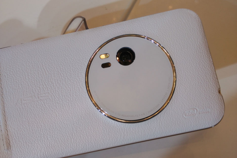 ��˶ZenFone Zoom�������������������������һ�ǰ����¾�ͷ������Ƥ�ʺ�ǡ�