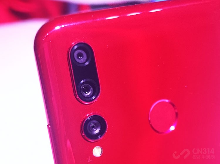 ���� 9S��һ������2400�򳬹��AI�����ǧԪ����ӵ��f/1.8���Ȧ��2400�����㣬1600�����صĳ����Ǿ�ͷ��200�����ؾ��ͷ����֧��AIS�ֳֳ���ҹ��ģʽ�����û����Ծ������ա�