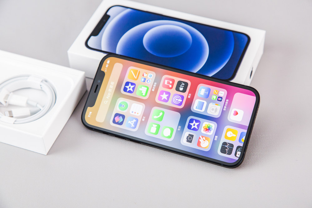 ���⣬iPhone 12����鳬����ĤXDR��ʾ����ӵ��2000000��1�ĸ߶Աȶȣ��������1200���أ�֧��P3��ɫ����ʾ��HDR��ʾ����ʾЧ���ǳ���ϸ�塣