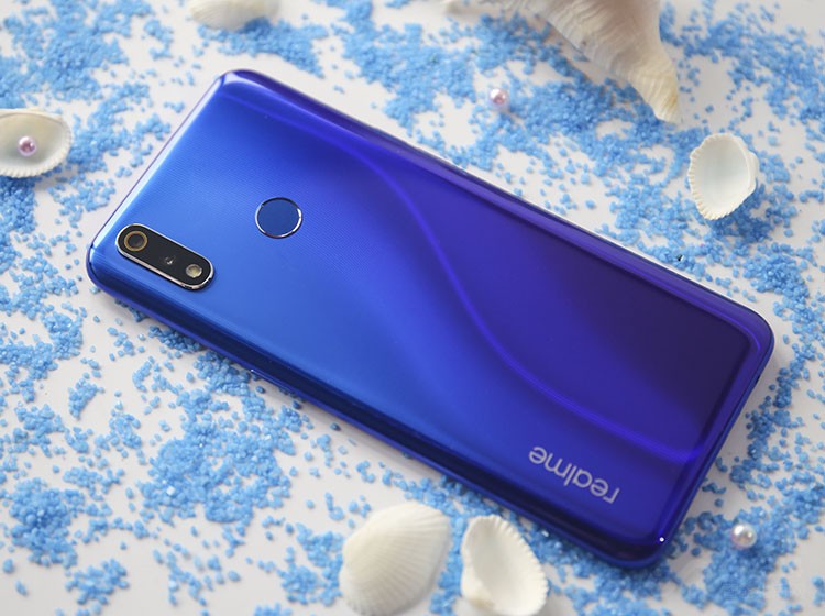������ˣ�realme X�ഺ��ı��滹ӵ�г����ٶȸеġ������ơ���S�ι�����ƣ��Ӿ����ḻ����3D��������п�˫���ߣ��ճָ��������ġ�