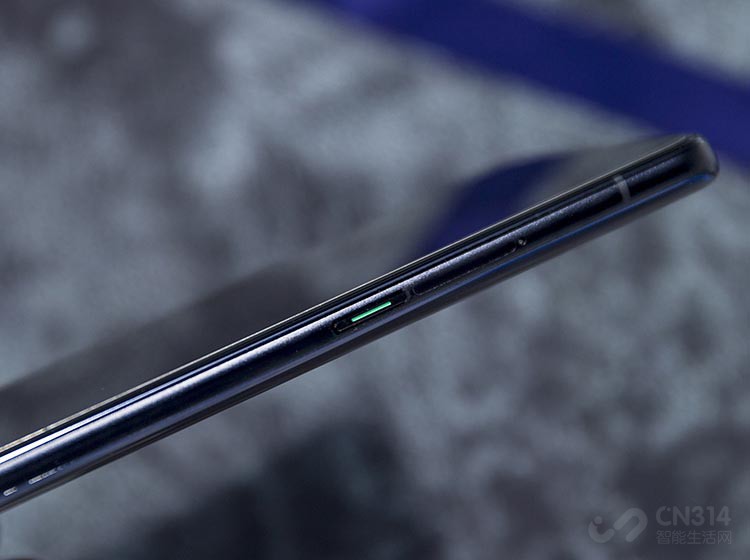 Reno 2�ĵ������Ϊ4000mAh����Ҳʹ�����Ļ�����ȴﵽ��9.5mm������ֵ�Ͽ�����Щ�񣬵������ڻ�������Լ��߿򵹽���ƣ�ʵ���������в������ó�����