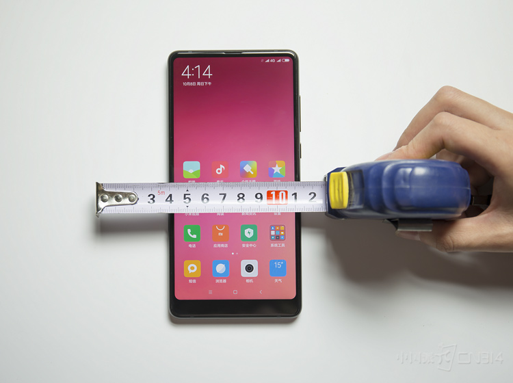 С��MIX2�����Ŀ��ȴ�ԼΪ75mm���ң����Կ��������������ĺڱ�ʮ�����ԣ�