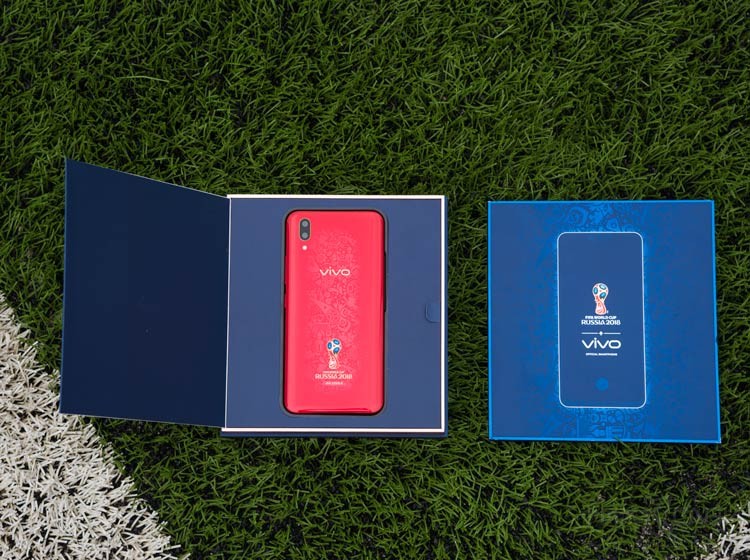 �ںи��ϳ��˼̳�X21ϵ��ȫ�µ��ֻ��������֮�⣬����vivo&FIFA���ϻձ����Ļָ�ƣ������˰�͹��ơ�