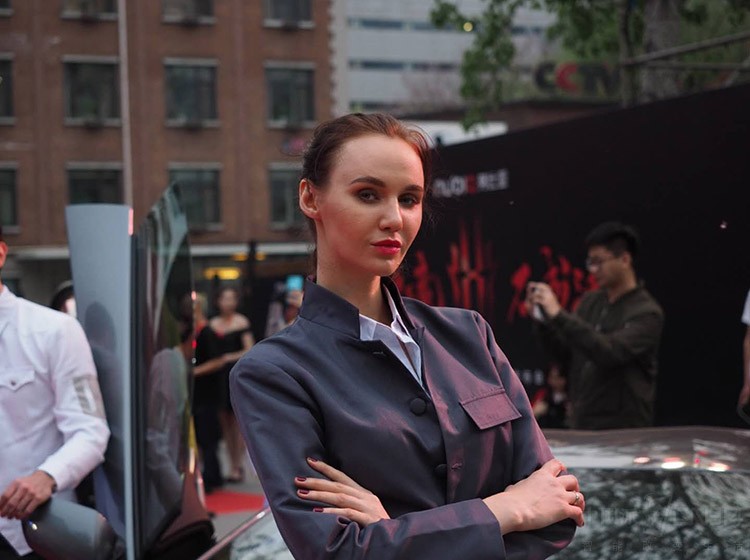 Ŭ���Ǻ�ħ�羺��Ϸ�ֻ������ڱ����ٰ췢���ᣬ�����Ϳ�ʼ֮ǰ���ڳ�����Χ������������ǰһ������Ů���Ͽ�������һ���ɡ�