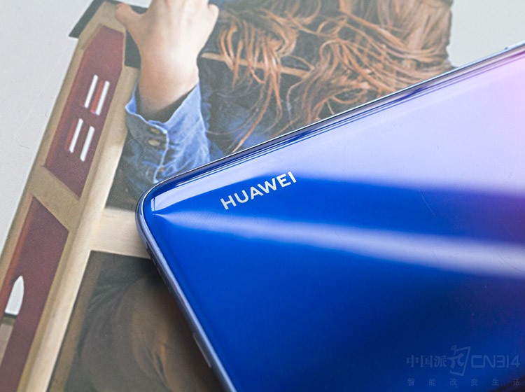 ��������3D����ջ���ƣ������û��������ֻ��ոк͹۸С�ͬʱ�����ǿ�ͶȲ��ʲ�����ȡ�˲������ʵ��ָк͹���ȣ������ֻ����ӵļ�����ˤ��