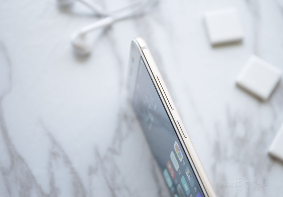 ���ͬʱ��vivo X9s��������һ���������ͬʱ����ͨ����������洦�����ò�Ʒ�Ӿ����Եø�������������С�