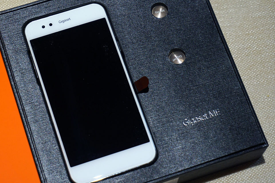 ���������ɫ����Ȼ�Ժ�ɫΪ������ͬ�����ֻ������������˰�ɫ��