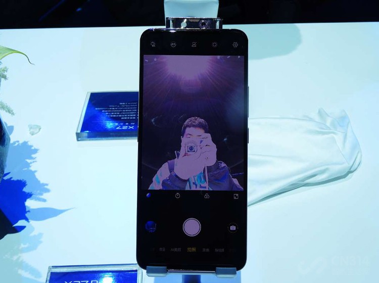 �����û����ĵ�ʱ������ͷ��Ѹ�����𣬲���ͬʱ��������ƽ�жԳƵ��������Ρ�����������һ�������������Ĵ��˵���Ȥ��