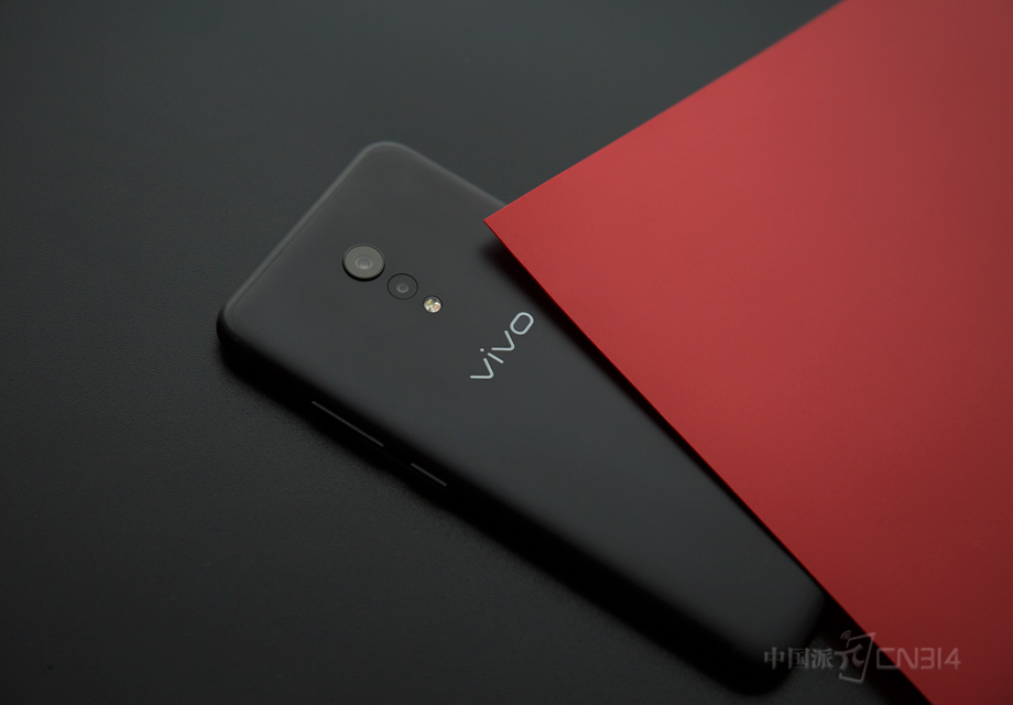 ��Total Black Ϊ�����е�Xplay6ĥɰ�ڣ���ͬ�����������һ�㣬׷�����ڲ�ͬ�ļ��¡�ÿһ��ϸ�ڶ��������ĵ�������ĥ������һ�ּ���̬�ȵ�չʾ��