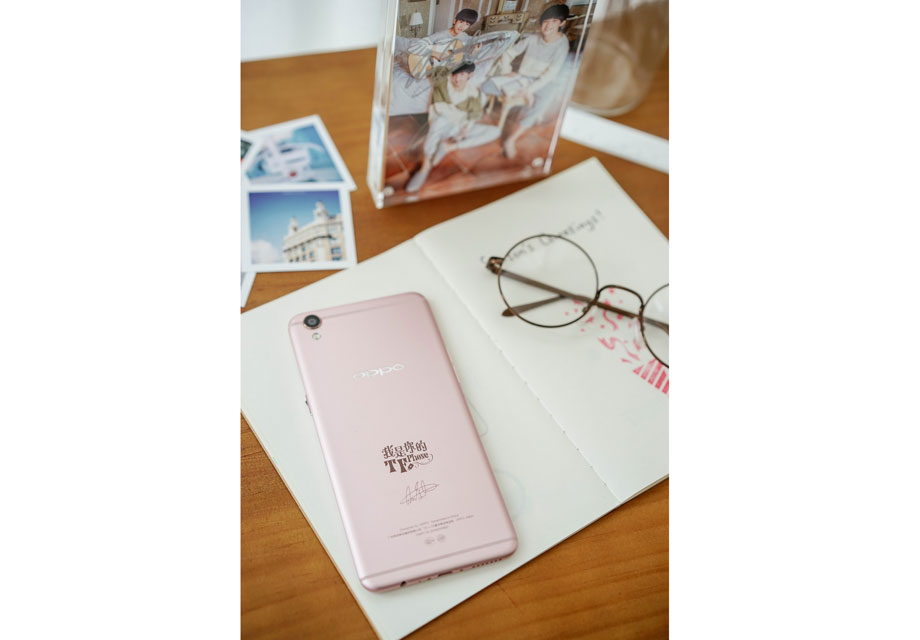 ����TFphone���ۼ���OPPO R9������һ�£�2799Ԫ���ۼۿ�ν�ﳬ��ֵ�����ڹ��TFBOYS�ķ�˿��˵�����TFphone��ν�Ǳ���Ĳ�Ʒ��