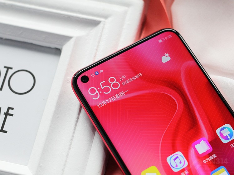 �Ȳ�̸novaϵ��һ��ĸ���ֵ����λ�Ϊnova 4����������ĸı���ǽ�ǰ������ͷ��������Ļ�·������Ͻǣ��ǹ��ڵ�һ�������Ļ�ڿ���Ƶ��ֻ���