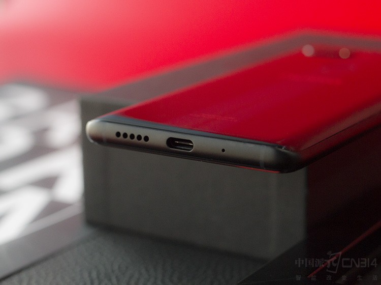 �ײ��ǱȽϳ�������������Type-C�ӿ��Լ���˷硣˳���ı��满��ʹ���ֻ���������ʵ���������ɣ����ֻ����Ӿ��ϸ����˱���