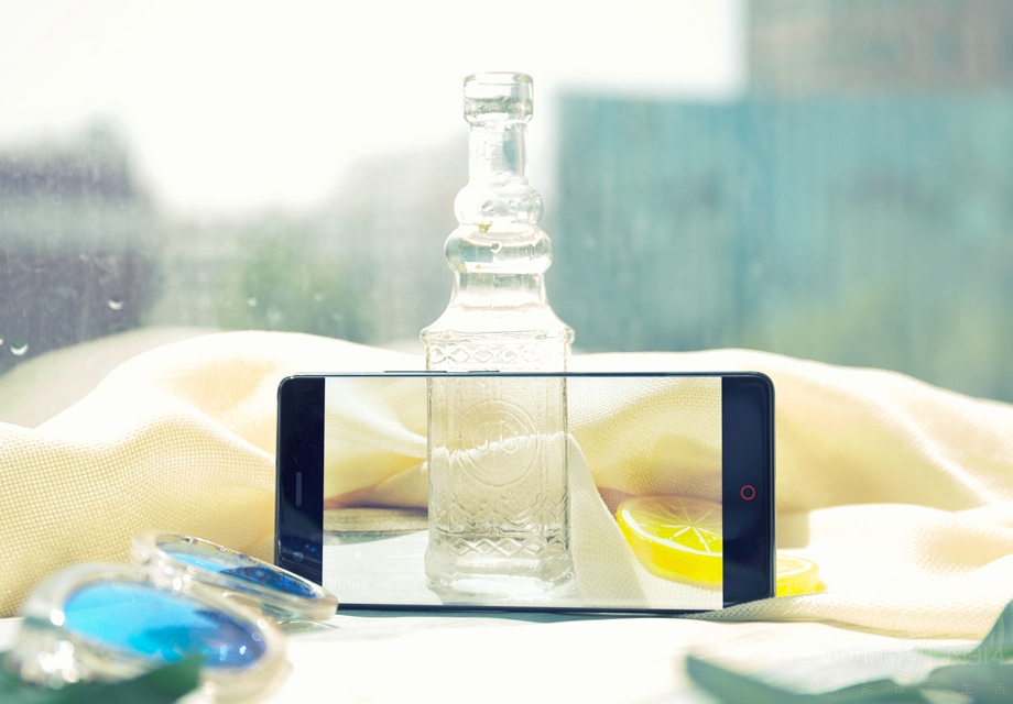 nubia Z17������һ���ޱ߿���ƣ���һ��aRC 3.0�ƽ𻡶ȣ�5.5Ӣ�磨1080p��Ļ���������������Ȼ������ۼ��