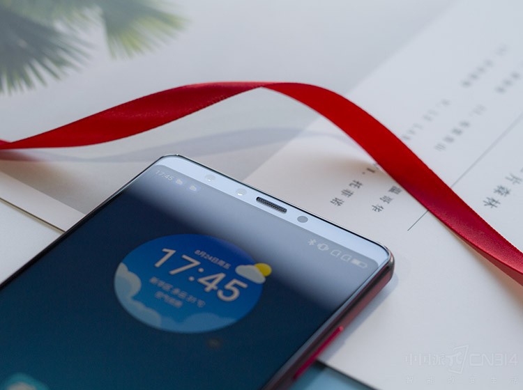 �ֻ��Ϸ��Ķ�ͷͬ���ǳ���խ���Ҽ���������ǰ������ͷ��ǰ��������ͷ����1600�����صĳ������ظй�Ԫ����ӵ��f/2.0���Ȧ����ǰ�ø�����ͷ����һ��200�����ص�רҵ������������SenseTime�����黯�㷨���ܹ��ĳ���������黯������Ƭ��