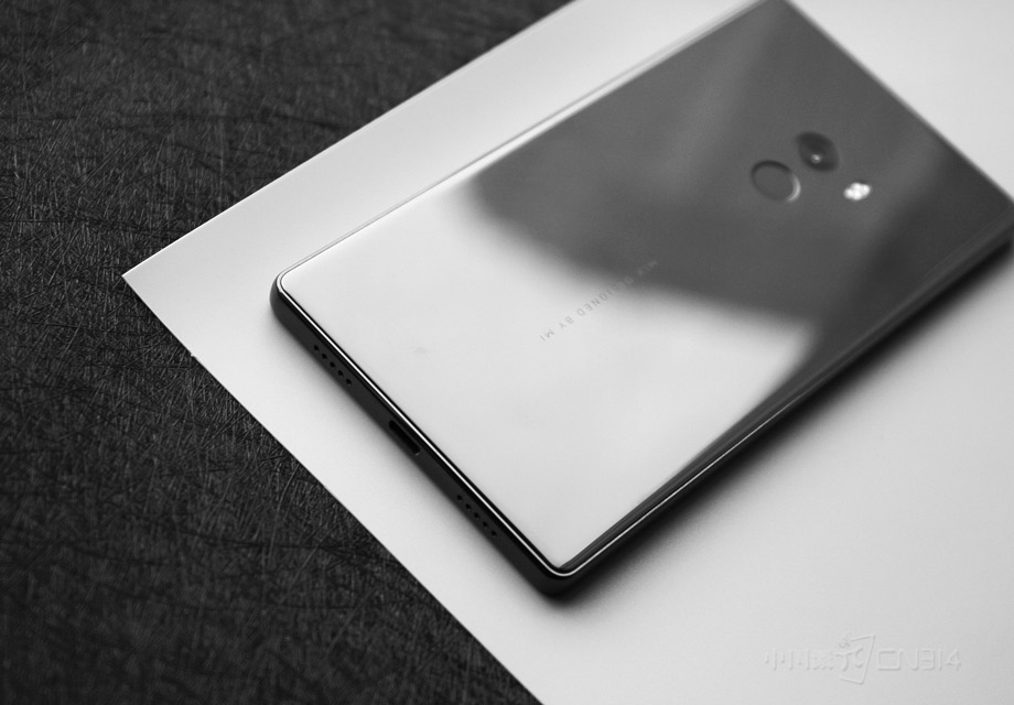 �ײ�������˱Ƚϴ�ͳ�ĶԳ���ƣ��м�ΪType-C�ӿڣ��Ҳ�Ϊ��������