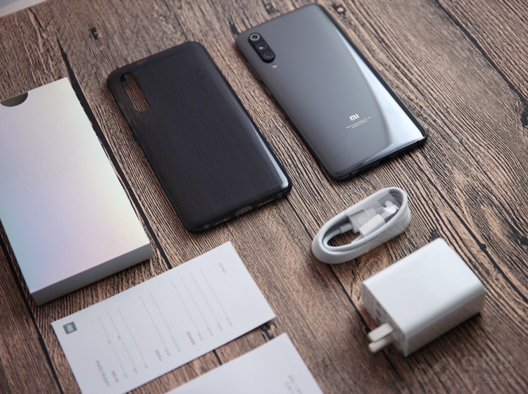 �򿪰�װ����С��9��ȫ�������ˣ���Ȼ�ǡ�Ƭֽ���١���˵���顢���޿����ֻ�����ԭװ�����ǡ������������USB�����ߵȵ�һӦ��ȫ������ʵûʲô��˵�ģ�С��һ������˵ļ�ࡣ