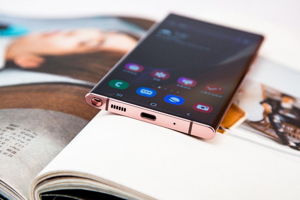 ���ܷ��棬S Pen�淨�Ķ࣬���ľ��������ʣ����磺Ϣ����д����������ֻ���ֻ��Ҫ���S Pen���ֻ������Զ�������д��¼ģʽ���������ڿ��ټ�¼Ҫ�£����⣬���ɽ���¼�̶��ڱʼǻ���Ϣ��������������¼�����ѣ�������д�ȹ��ܣ����û��ڴ����ĵ������ʱ�����Կ�����ע���칫�ǳ��ķ��㡣