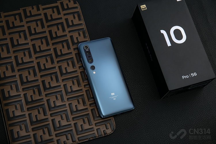 �ܵ���˵��С��10 Pro��ν��һ����ˮͰ�����콢����������ֱȽϾ��⡣��ΪС�׽������߶��г���һ�ѡ�������������ֻ���ֵ���ڴ��ġ��������һЩϲ����������û���˵�����߶��콢����Ҳ��һ��������ѡ��