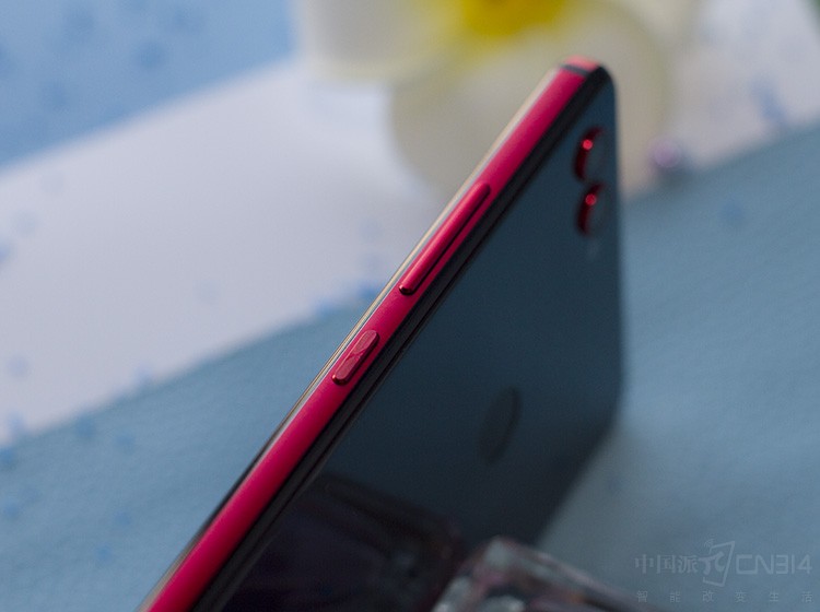 ���������ĥɰ���ʵĽ����п򣬡�ɺ���족��ɫ���п�������ĺ�ɫ�γ�ǿ�ҵ�ɫ��Աȣ��ֻ��Եó��ȶ��ִ�����