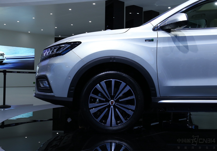 ���⣬�³�װ����ǹ��Ϊ235/50 R18���꼪˹Ʒ��Arctictrekkerϵ����̥��